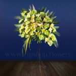 تاج گل با پایه فرفورژه زیبا است.