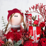 عروسک روسی دختر در باکس گل ولنتاین 5 خاص است.