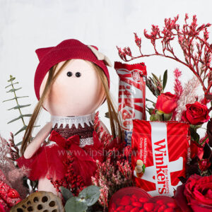 عروسک روسی دختر در باکس گل ولنتاین 5 خاص است.