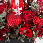 گل ها و شکلات تم رنگی قرمر دارند.