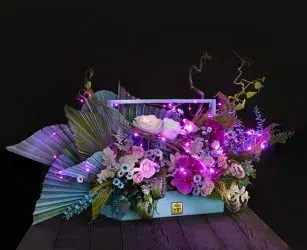 نور بنفش به کار رفته در باکس گل آن را خاص کرده است.