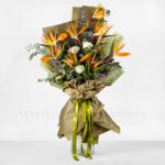 دسته گل زیبا برای دوست با گل استرلیتزیا زیبا است.