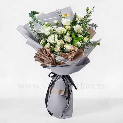 دسته گل طوسی با رز هلندی سفید و روبان مشکی