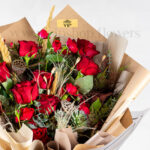 رز هلندی در دسته گل پسرانه زیبا است.