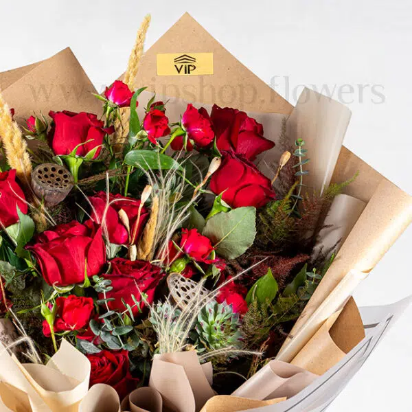 رز هلندی در دسته گل پسرانه زیبا است.