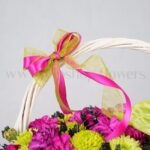 ترکیب روبان روی دسته سبد گل، جلوه خاصی به آن می‌بخشد.