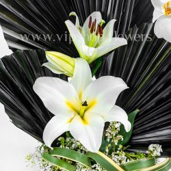 گل لیلیوم در باکس گل ترحیم شماره 57 بسیار جلوه دارد.
