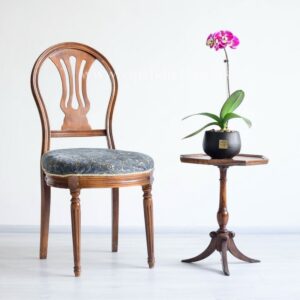 ارکیده بنفش خالدار در کنار صندلی