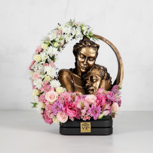 باکس گل به همراه مجسمه عاشقانه در شهر سنندج