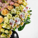 جام گل با گل های ارکیده نمایی زیبا دارد.