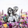 باکس گل و مجسمه آغوش نقره ای خاص است.