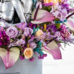 گل های باکس گل و مجسمه آغوش منحصر به فرد است.