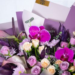 دسته گل مدرن با گل ارکیده جلوه ای خاص دارد.