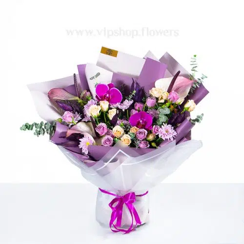 دسته گل مدرن با گل های متنوع و دارای رنگ شاد طراحی شده است.