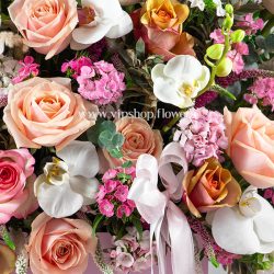 رز صورتی و ارکیده سفید در باکس گل بزرگ هدیه ای زیبا برای خاص پسندادن است.