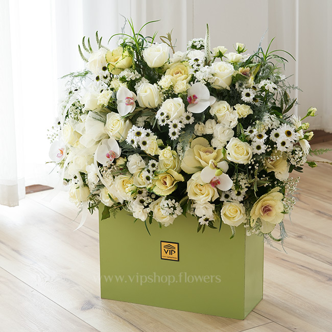 باکس گل لاکچری بزرگ با گل ارکیده هدیه ای ایده آل است.