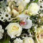 گل رز و ارکیده در کناره هم ترکیب عالی برای هدیه است.