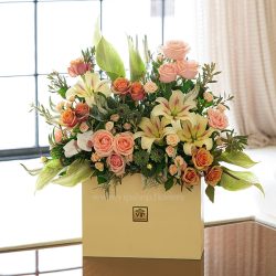 باکس گل لیمویی با گل رز جلوه ای زیبا دارد.