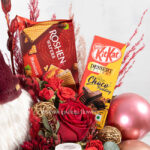 شکلات یکی از هدیه های لازم در باکس گل ولنتاین است.