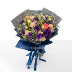 دسته گل لیسیانتوس بنفش از نمای بالا هم زیباست.