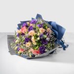 دسته گل لیسیانتوس بنفش دارای ابعاد مناسبی است.