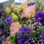 این دسته گل شامل لیسیانتوس بنفش و رز هلندی است.