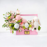 جعبه گل با عروسک خرگوش و تم رنگی صورتی.