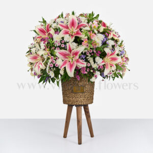 سبد گل K141 پایه دار صورتی بنفش خاص است.