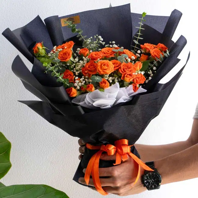 ترکیب رنگ مشکی و نارنجی با گل‌ها دلنواز است.