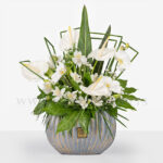 گل ترحیم F65 با باکس طوسی، مناسب مراسم ترحیم است.