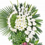 گل‌های تازه و سفید در این تاج گل می‌درخشند.