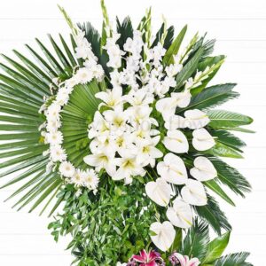 گل‌های تازه و سفید در این تاج گل می‌درخشند.