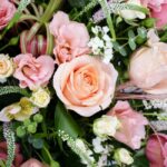 گل های رز در باکس گل لاکچری لیمویی زیبا هستند.