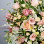 ترکیب رنگ های روشن در باکس گل لیمویی لاکچری خاص است.