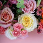 گل‌های رز به کار رفته در باکس گل نارنجی پاستلی باکیفیت است.