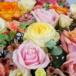 ترکیب رنگ صورتی و زرد گل در باکس گل نارنجی پاستلی هارمونی دارد.