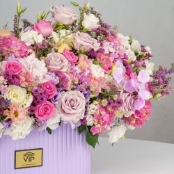 باکس گل صورتی پاستلی گل های بسیار شادابی دارد.