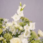 جزئیات گل‌های به کار رفته در باکس گل سبز پاستلی روشن چشمگیر است.