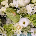 گل‌های به کار رفته در باکس گل سبز پاستلی روشن باکیفیت هستند.