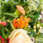 ترکیب رنگ نارنجی و سبز در باکس گل سطلی زیباست.