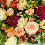 گل های رز و داوودی متفاوت و لطیف هستند.