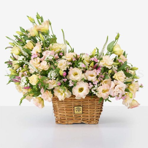 سبد گل K145 شیب دار لیسیانتوس زیبا و ملیح است.