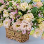 گل های لیسیانتوس در سبد گل می درخشند.