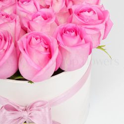گل های رز صورتی تازه از نقاط قوت این باکس گل است.