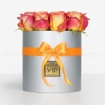باکس گل گرد رز آتشین زیبا است.
