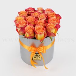 باکس گل گرد رز آتشین خاص و مناسب برای هر شخصی است.