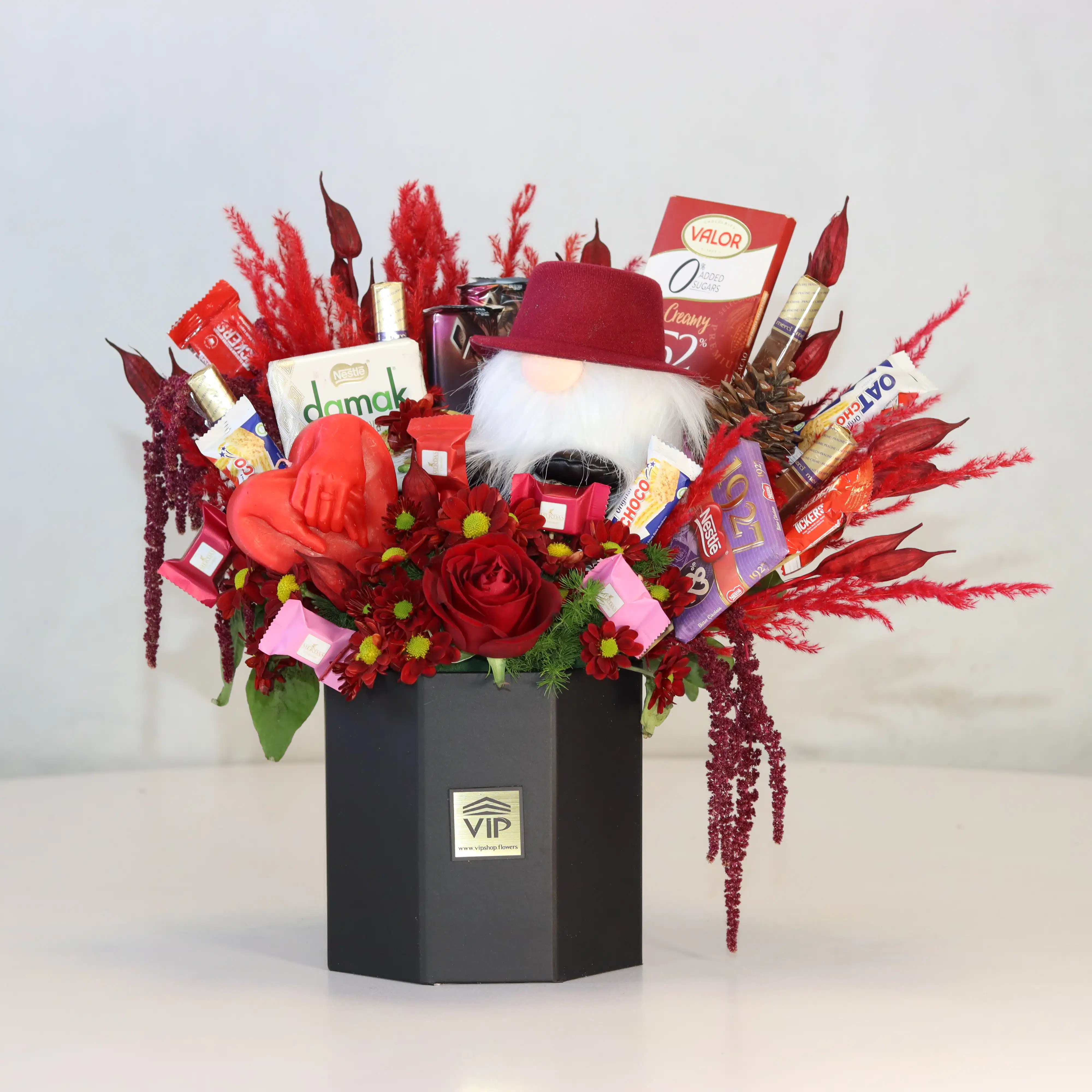 package-of-valentine-no-22 باکس گل و شکلات L39 - Image 1