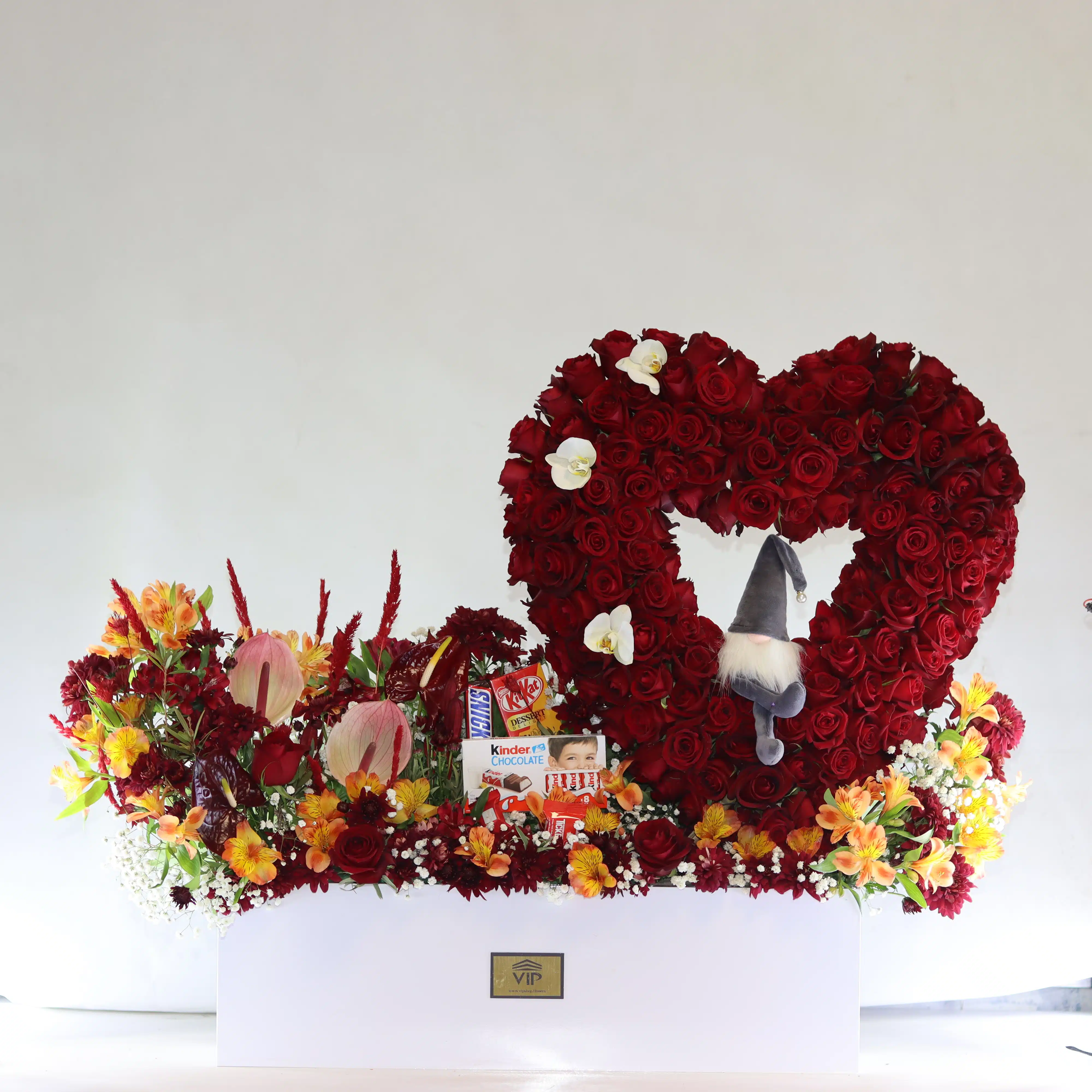 package-of-valentine-no-33 باکس گل و شکلات L48 - Image 1